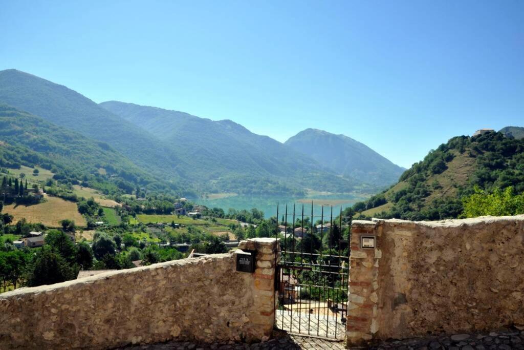 Stanza Con Terrazzo Vista Lago - Lakeholiday Castel di Tora Buitenkant foto