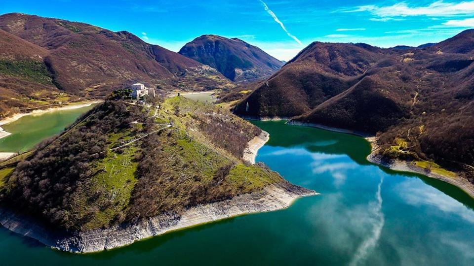 Stanza Con Terrazzo Vista Lago - Lakeholiday Castel di Tora Buitenkant foto