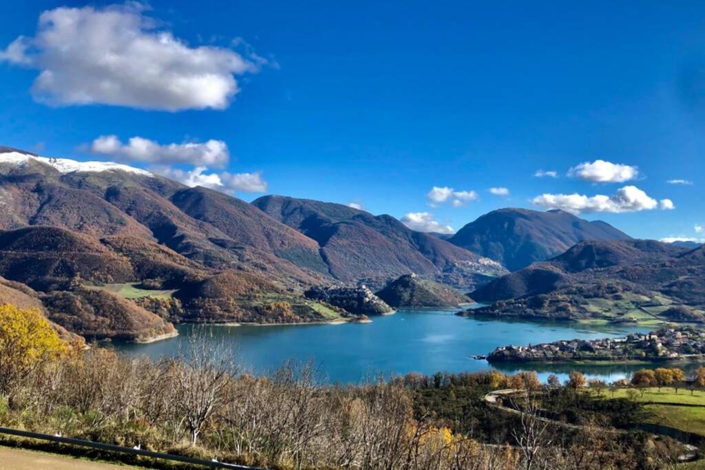 Stanza Con Terrazzo Vista Lago - Lakeholiday Castel di Tora Buitenkant foto
