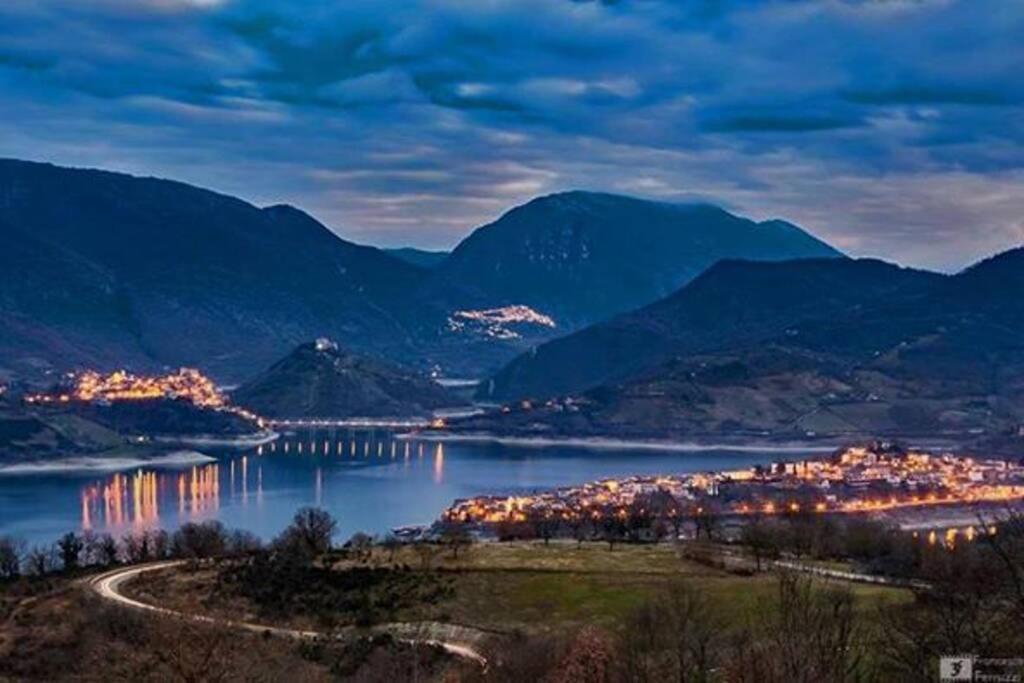 Stanza Con Terrazzo Vista Lago - Lakeholiday Castel di Tora Buitenkant foto